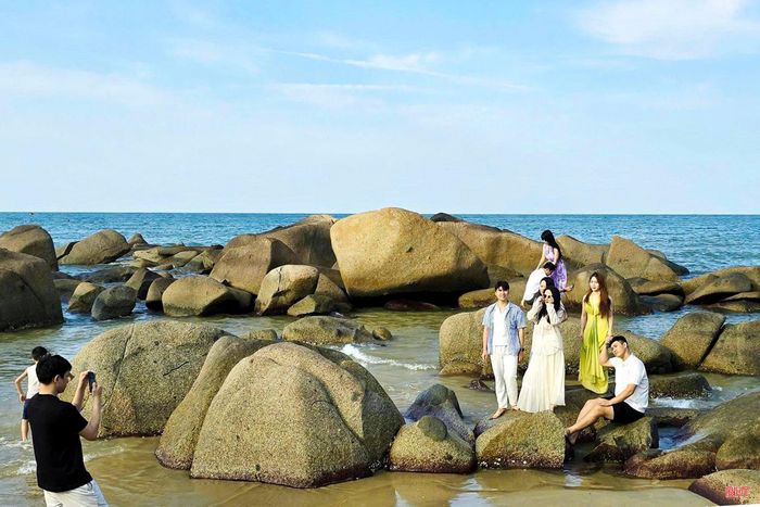 Với vẻ đẹp độc đáo của một bãi biển có nhiều ghềnh đá, biển Kỳ Xuân được nhiều người trẻ lựa chọn để khám phá trong kỳ nghỉ lễ 30/4 - 1/5 này.