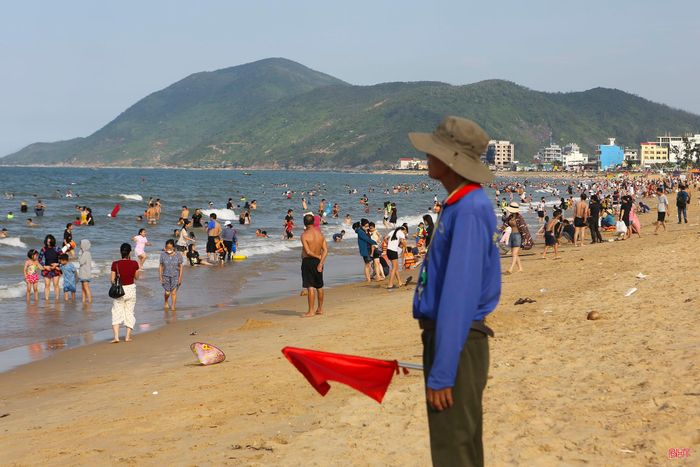 Để đảm bảo cho du khách an toàn khi tắm biển, lực lượng cứu hộ tại biển Thiên Cầm luôn túc trực làm nhiệm vụ. Theo Trung tâm Dịch vụ tổng hợp xã Thiên Cầm, dịp nghỉ lễ 30/4 và 1/5, các cơ sở lưu trú trên địa bàn đều đạt công suất phòng 100%.