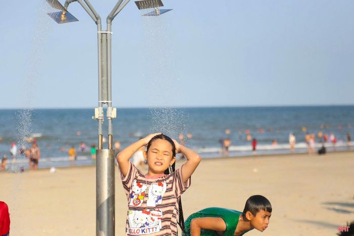 Du khách về với biển Xuân Thành được hưởng dịch vụ tắm tráng nước ngọt miễn phí, với 15 điểm đã được xây dựng tạo thuận lợi cho du khách.