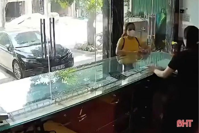 Đối tượng nữ giả vờ hỏi mua trang sức rồi bất ngờ cướp giật tài sản. Ảnh cắt từ video.