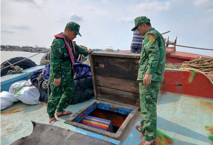 Cơ quan chức năng bắt giữ tàu chở dầu D0 không rõ nguồn gốc. Ảnh: TT