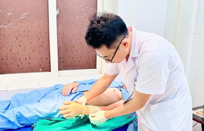BSCKII Hoàng Tuấn Long, Phó trưởng Khoa Chỉnh hình – Bỏng – Trưởng kíp phẫu thuật thăm khám cho bệnh nhân sau khi nối liền cẳng tay.
