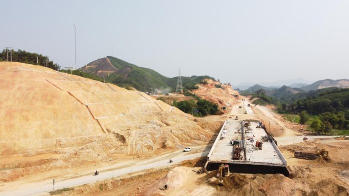 Anh Nguyễn Ngọc Tú, cán bộ kỹ thuật của Tập đoàn Đèo Cả chia sẻ: Công trình cầu vượt đường quốc lộ 2 Km 42+500 dù mặt bằng được bàn giao muộn đến nay các hạng mục thi công cầu đảm bảo tiến độ đề ra. Hiện nay, các công nhân đang hoàn thiện đường dẫn 2 bên cầu.