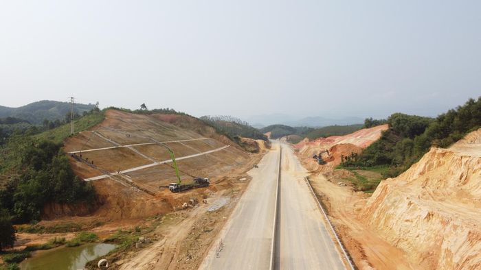 Theo báo cáo của Ban Quản lý dự án đầu tư xây dựng công trình số 01, hiện nay, dự án có tổng số 13 gói thầu xây lắp đã, đang triển khai thi công 13/13 gói thầu, tổng giá trị xây lắp lũy kế đạt hơn 3.711/5.983 tỷ đồng, đạt 62% giá trị hợp đồng.
