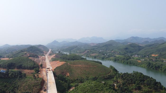 Ngày 29/4, ông Bùi Công Phượng, Phó giám đốc Ban Quản lý dự án đầu tư xây dựng công trình số 01 cho biết: "Với khối lượng công việc còn lớn, các đơn vị tổ chức thi công “3 ca, 4 kíp”, nhằm đưa dự án hoàn thành đúng tiến độ đề ra, bảo đảm chất lượng công trình đưa vào sử dụng".