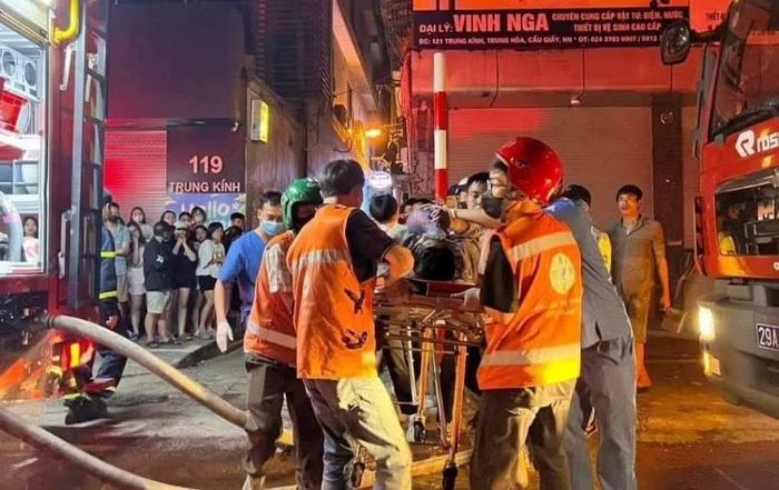 Các lực lượng chức năng nỗ lực tìm kiếm và hỗ trợ, giúp đỡ nạn nhân, các gia đình bị ảnh hưởng bởi vụ hỏa hoạn đặc biệt nghiêm trọng tại phố Trung Kính.