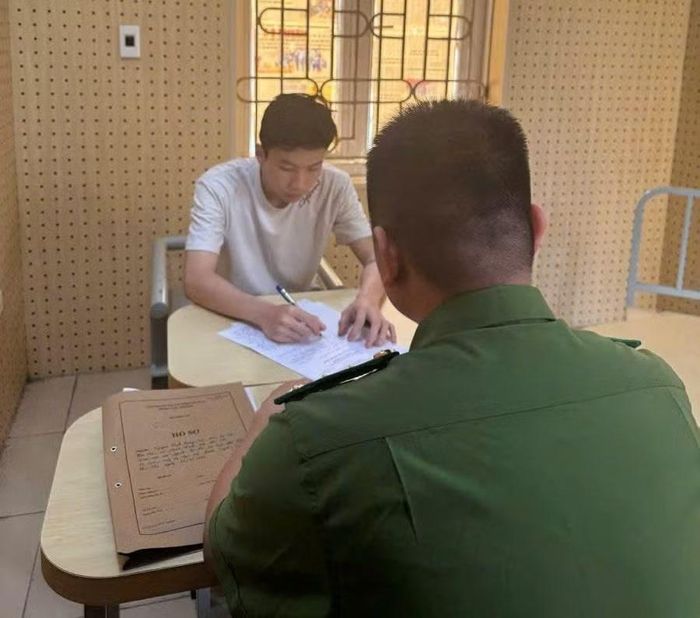 Công an tỉnh Phú Thọ lấy lời khai của đối tượng Cao Văn Long.