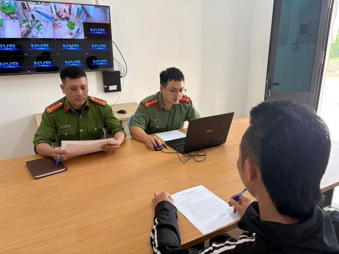 Chủ tài khoản Facebook “H.N” tại cơ quan Công an.