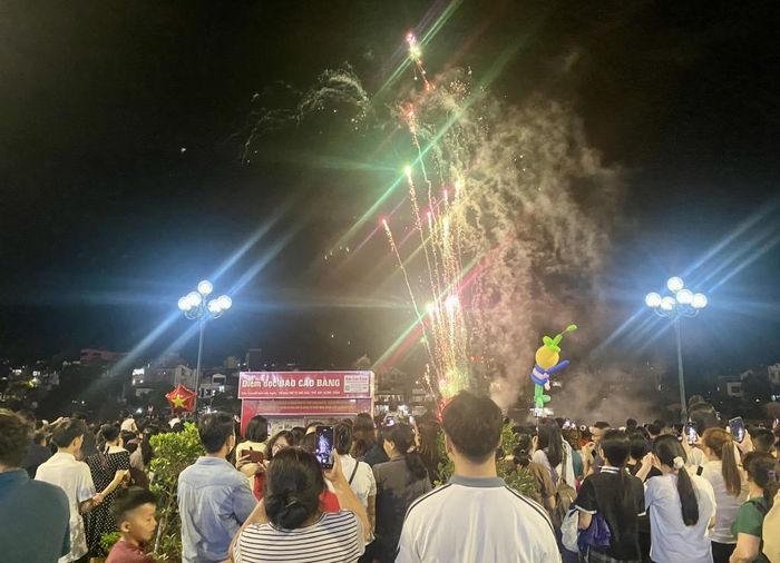 Đông đảo du khách thưởng thức màn bắn pháo hoa đặc sắc tại phố đi bộ Kim Đồng, phường Thục Phán tối ngày 30/4/2026.