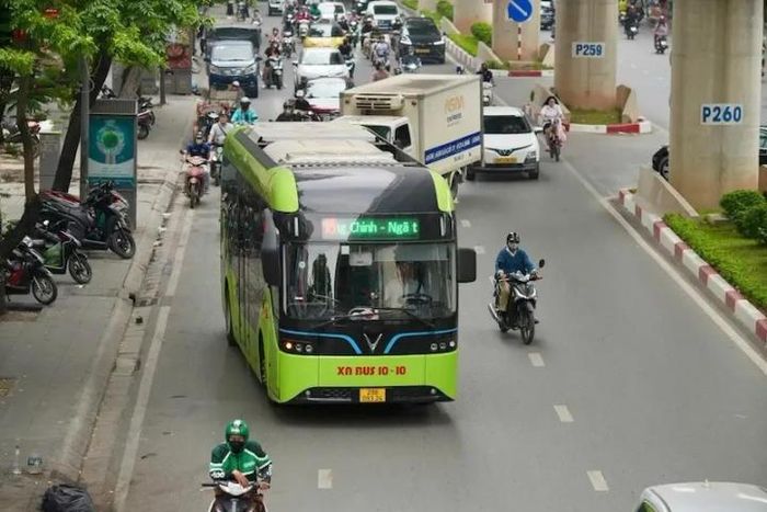 Hà Nội đưa thêm 52 xe buýt điện vào khai thác. (Ảnh minh họa)