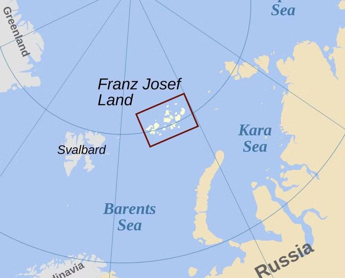 Quần đảo Franz Josef Land có vị trí chiến lược khi nằm sâu trong khu vực Bắc Băng Dương, gần các tuyến hàng hải đang ngày càng trở nên quan trọng do băng tan.