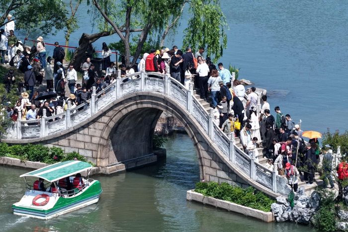 Du khách đổ về hồ Tây Thon ở Dương Châu (Giang Tô) ngày 1/5. Ảnh: Meng Delong/VCG.