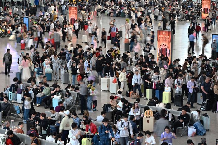 Hành khách chờ tàu tại ga xe lửa Phúc Châu (Phúc Kiến) ngày 1/5. Ảnh: Zhang Bin/VCG.