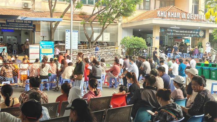 Người bệnh chờ đăng ký khám mắt ở sân bệnh viện tại Khu khám và điều trị trong ngày. Ảnh: Medinet.
