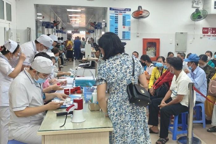 Người bệnh ngồi chờ thực hiện thủ tục phẫu thuật Phaco tại Bệnh viện Mắt TP.HCM. Ảnh: Medinet.