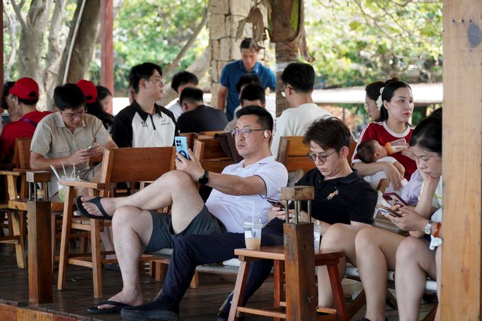  Cách trung tâm TP.HCM chỉ hơn 100 km, phường Vũng Tàu là điểm đến yêu thích của người dân nhiều tỉnh thành lân cận trong các dịp nghỉ lễ. Theo Trung tâm Cung ứng Dịch vụ Công phường Vũng Tàu, ngày 30/4, địa phương đã đón khoảng 70.000 lượt khách. 