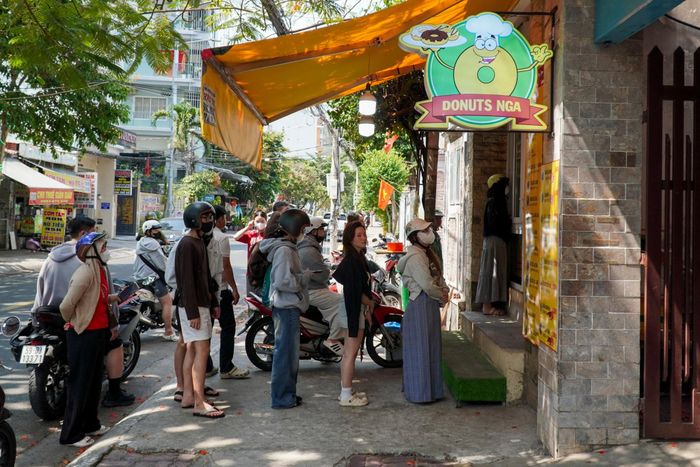  Tương tự tại tiệm Donut Nga nằm trên đường Phan Chu Trinh, khách hàng cũng đứng xếp hàng từ sớm, chờ khoảng 5-10 phút để tới lượt mua. Đây là hai trong số nhiều tiệm bánh được người trẻ địa phương và du khách biết đến, tìm mua thưởng thức. 