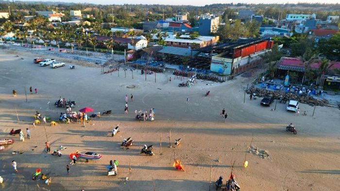 Bãi cát sạch và thoải, kéo dài tạo nên không gian lý tưởng cho các hoạt động dã ngoại. Ảnh Đôn Nguyễn