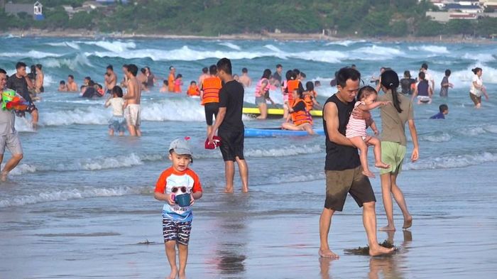 Bãi biển Châu Tân tấp nập du khách dịp nghỉ lễ