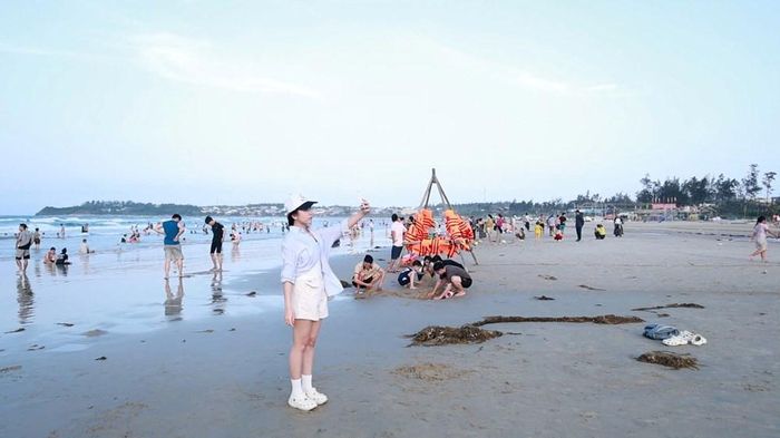 Người dân và du khách tận hưởng không khí mát lành bên bờ biển