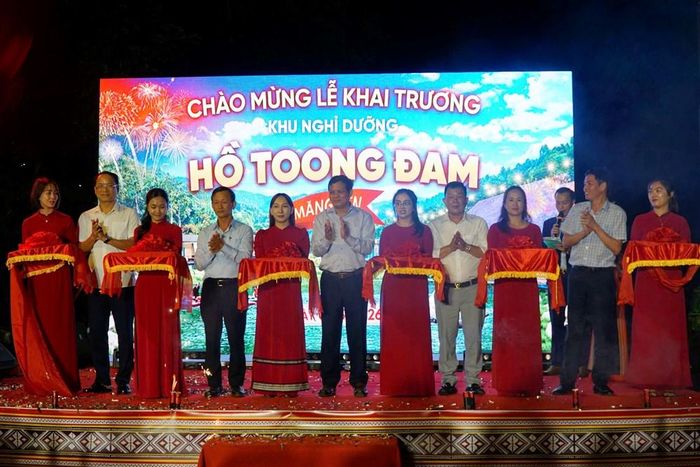 Các đại biểu cắt băng khai trương khu nghỉ dưỡng
