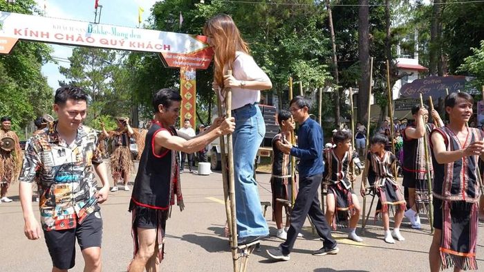 Du khách hòa mình vào không khí sôi động của lễ hội đường phố tại Măng Đen