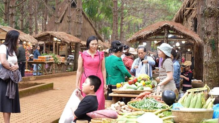 Phiên chợ nông sản và dược liệu thu hút du khách tại khu vực Măng Đen