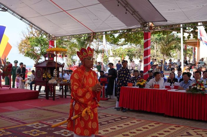 Đông đảo người dân và du khách tham dự