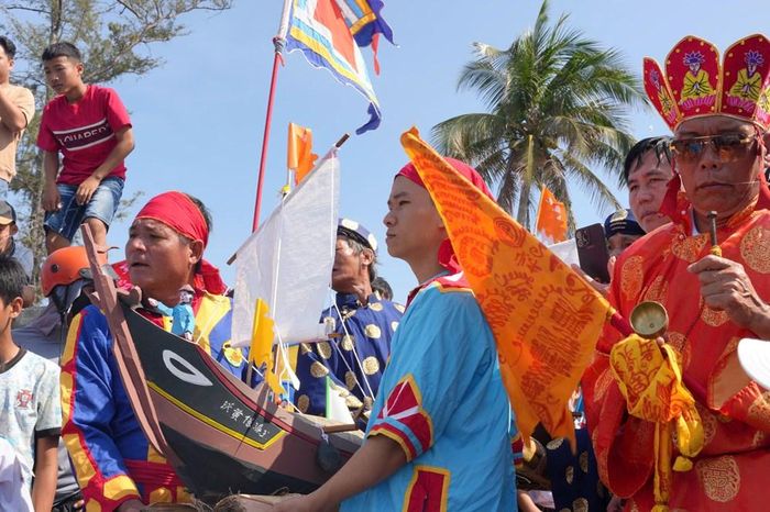 Mô hình thuyền lễ được chuẩn bị để thả ra biển, tượng trưng hành trình ra Hoàng Sa và Trường Sa