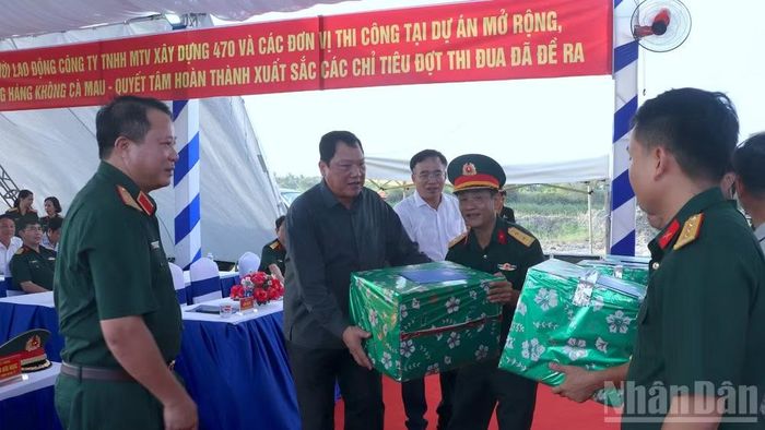 Phó Chủ tịch Ủy ban nhân dân tỉnh Cà Mau Lâm Văn Bi (thứ 2 từ phải qua) tặng quà động viên các đơn vị thi công của Binh đoàn 12 đang triển khai thi công mở rộng sân bay Cà Mau.