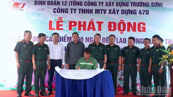 Đại diện các đơn vị thi công tại Dự án mở rộng, nâng cấp Cảng hàng không Cà Mau ký cam kết thi đua “60 ngày đêm lao động quyết thắng” trước sự chứng kiến của lãnh đạo tỉnh Cà Mau.