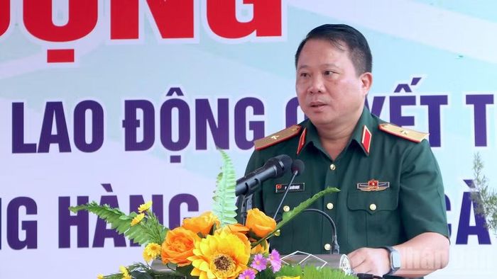 Thiếu tướng Nguyễn Hữu Ngọc yêu cầu các đơn vị thi công thuộc Binh đoàn 12 phải tập trung nỗ lực đạt mục tiêu sản lượng đợt cao điểm thi đua .