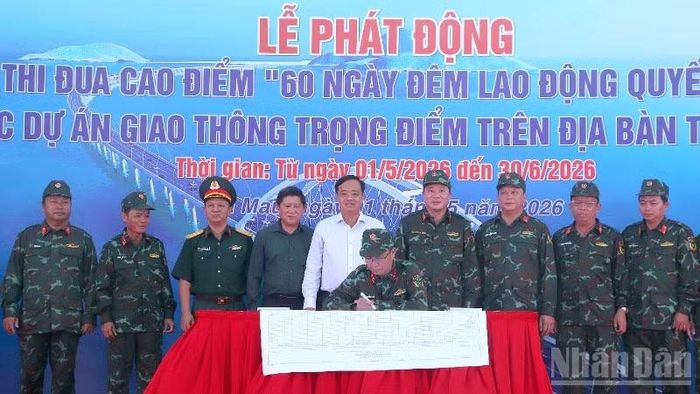 Đại diện các đơn vị thi công tại 3 dự án trọng điểm về giao thông ký cam kết thi đua “60 ngày đêm lao động quyết thắng” trước sự chứng kiến của lãnh đạo cấp ủy, chính quyền tỉnh Cà Mau.