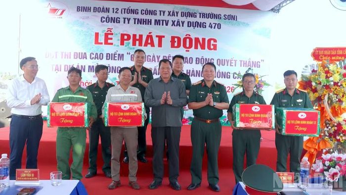 Phó Chủ tịch Ủy ban nhân dân tỉnh Cà Mau Lâm Văn Bi (đứng giữa, hàng đầu tiên) tặng quà động viên các đơn vị thi công của Binh đoàn 12 đang triển khai thi công mở rộng sân bay Cà Mau.