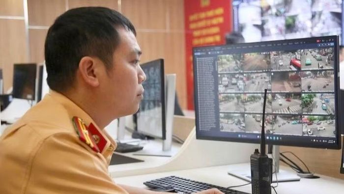 Cán bộ tại Trung tâm điều khiển đèn tín hiệu giao thông thường xuyên theo dõi tình hình qua hệ thống camera.