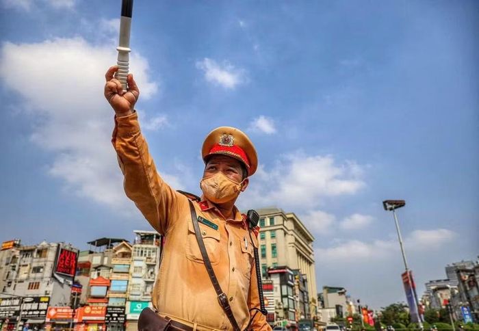 Cảnh sát giao thông Hà Nội làm nhiệm vụ trong cái nắng đầu hè.