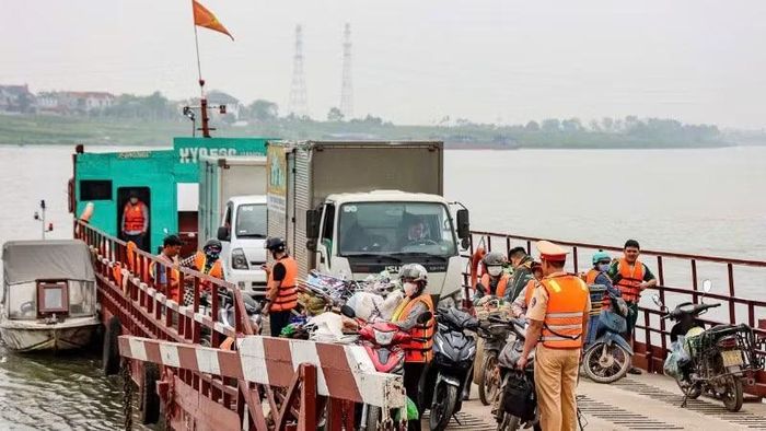 Cảnh sát giao thông đường thủy kiểm tra phương tiện vận tải khách trên sông Hồng.