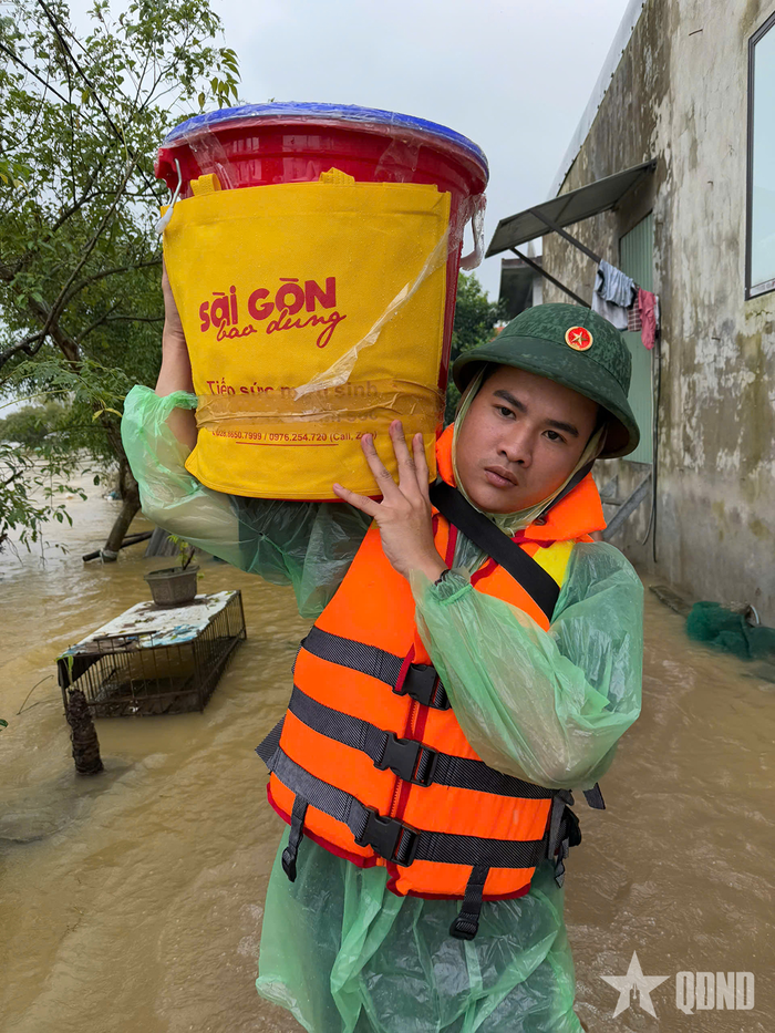 Anh Nguyễn Đắc Quý mang thùng an sinh hỗ trợ bà con vùng lũ. Ảnh do nhân vật cung cấp