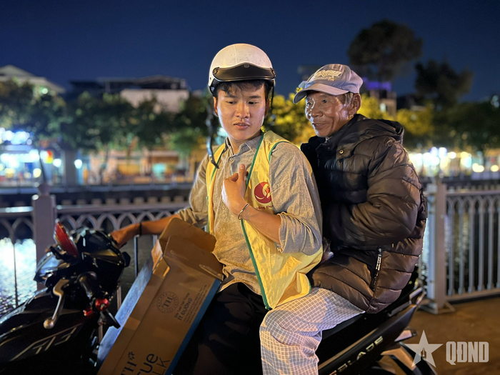 Anh Nguyễn Đắc Quý đưa ông cụ về quán trọ khi phát hiện ông cụ cần nơi ở. 