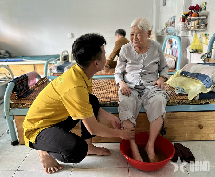 Anh Nguyễn Đắc Quý chăm sóc cụ bà tại mái ấm Diệu Pháp (TP Hồ Chí Minh) trong chương trình "Thêm một bữa no - Thêm một nụ cười". 