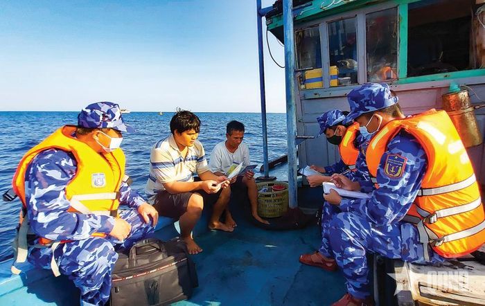 Cán bộ, chiến sĩ Vùng Cảnh sát biển 2 tuyên truyền cho ngư dân chấp hành nghiêm pháp luật khi hoạt động trên biển.