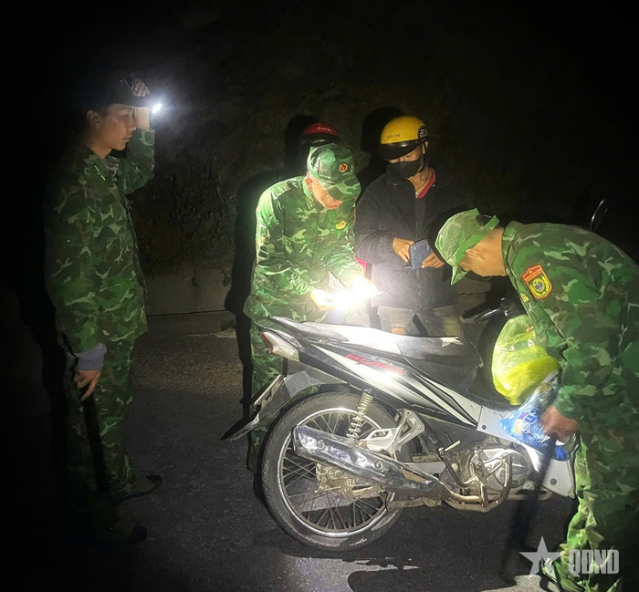Cán bộ, chiến sĩ Đồn Biên phòng Cửa khẩu Săm Pun tuần tra, kịp thời phát hiện, ngăn chặn các hành vi vi phạm tại khu vực biên giới.