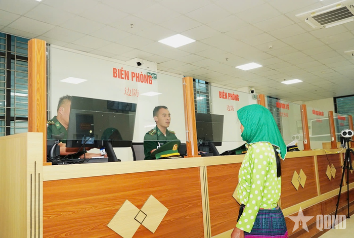 Cán bộ Đồn Biên phòng Cửa khẩu Săm Pun hướng dẫn, giải quyết thủ tục xuất, nhập cảnh tại cửa khẩu song phương Săm Pun (Việt Nam) - Điền Bồng (Trung Quốc).