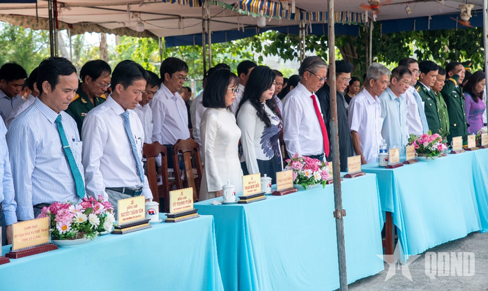 Các đại biểu dành phút mặc niệm tưởng nhớ các nạn nhân xấu số trong vụ thảm sát.