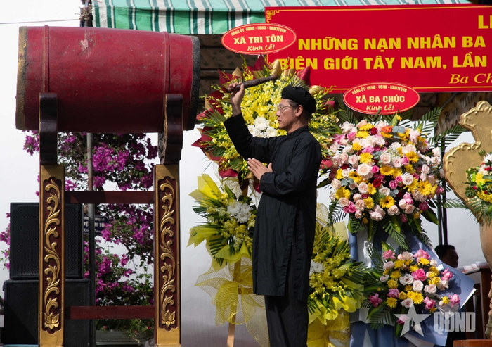 Lãnh đạo Trung ương Phật hội Tứ ân hiếu nghĩa thực hiện nghi thức đánh trống khai lễ.