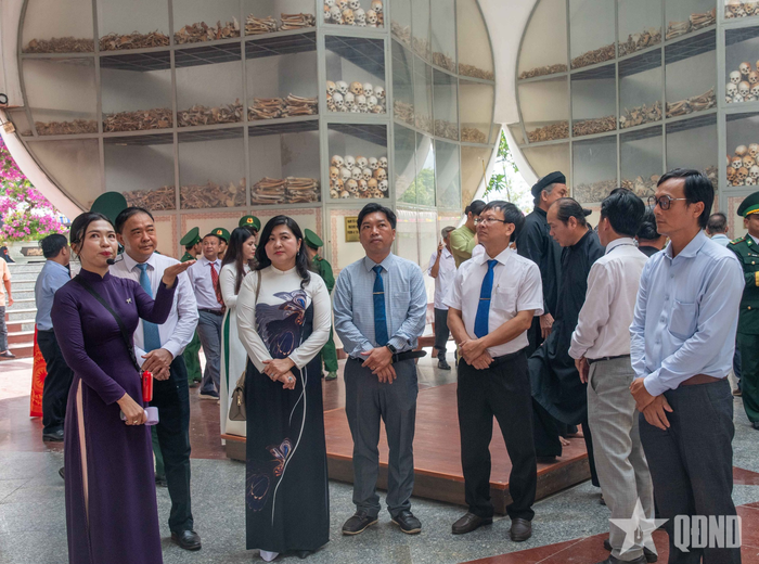  Các đại biểu tham quan Nhà lưu giữ hài cốt các nạn nhân xấu số trong vụ thảm sát tại Ba Chúc, tỉnh An Giang. 