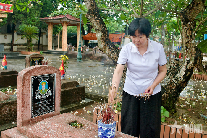 Hằng ngày, mẹ Nguyễn Thị Anh đều ghé qua thăm mộ liệt sĩ Nguyễn Quý Dương. 