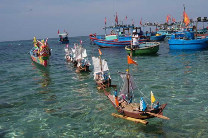 Nghi lễ tiễn hình nhân binh phu xuống thuyền để đi Hoàng Sa. Ảnh: ĐÌNH NHỰT