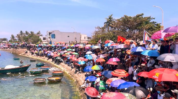 Người dân, du khách nô nức xem đua thuyền. Ảnh: ĐÌNH NHỰT