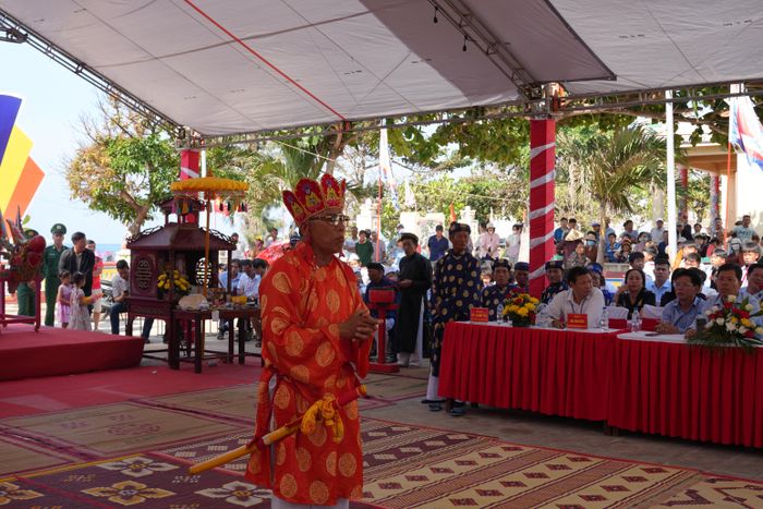 Thực hiện nghi lễ chính. Ảnh: ĐÌNH NHỰT